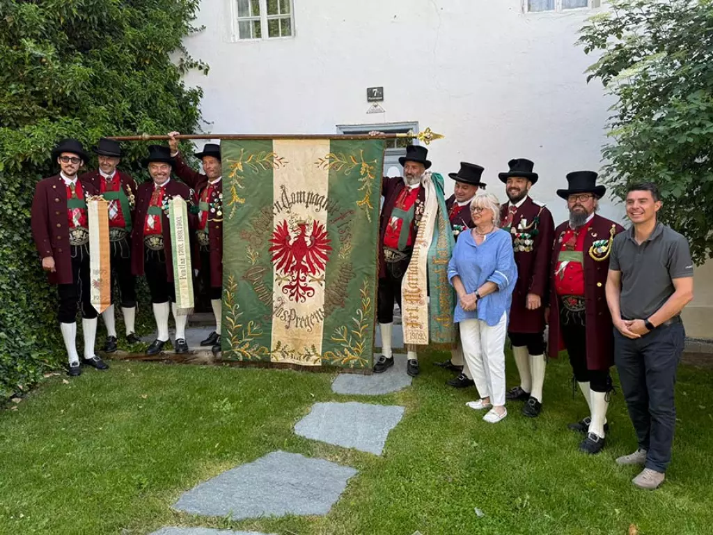 Die Fahnen der Schützenkompanie Fiss